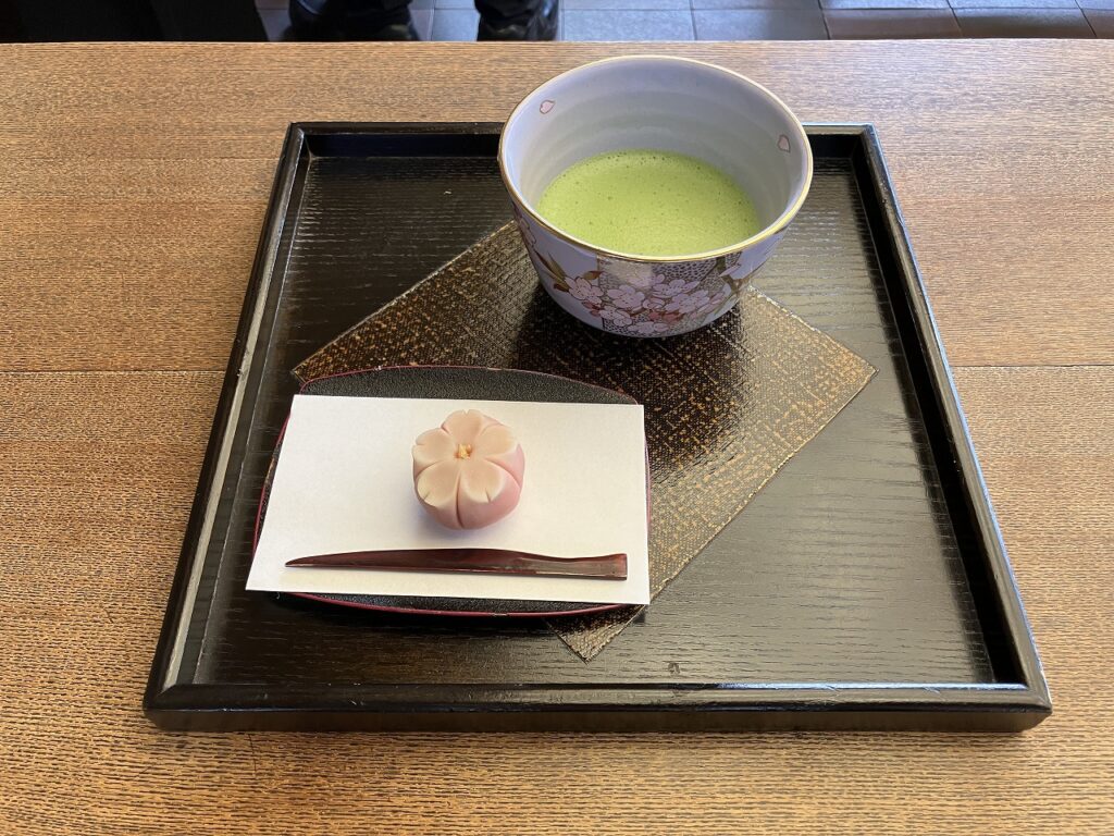 駿府城で頂いたお茶とお茶菓子