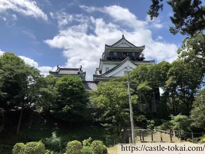 Heutiger Tenshu der Burg Okazaki