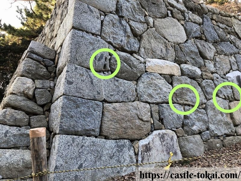 Pfeilspuren in der Steinmauer des Südgotamontors