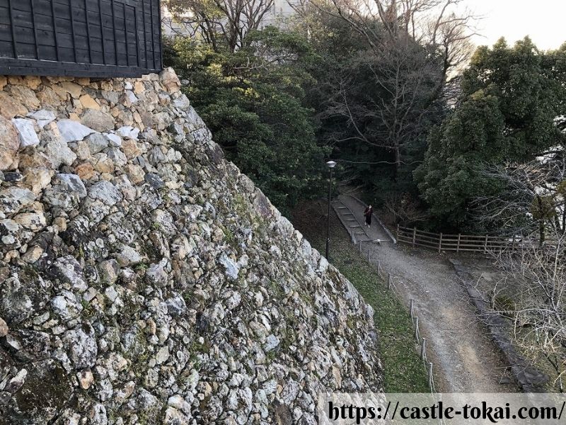 Hohe Steinmauer unterhalb des Kurogane Yagura in der Burg Yoshida