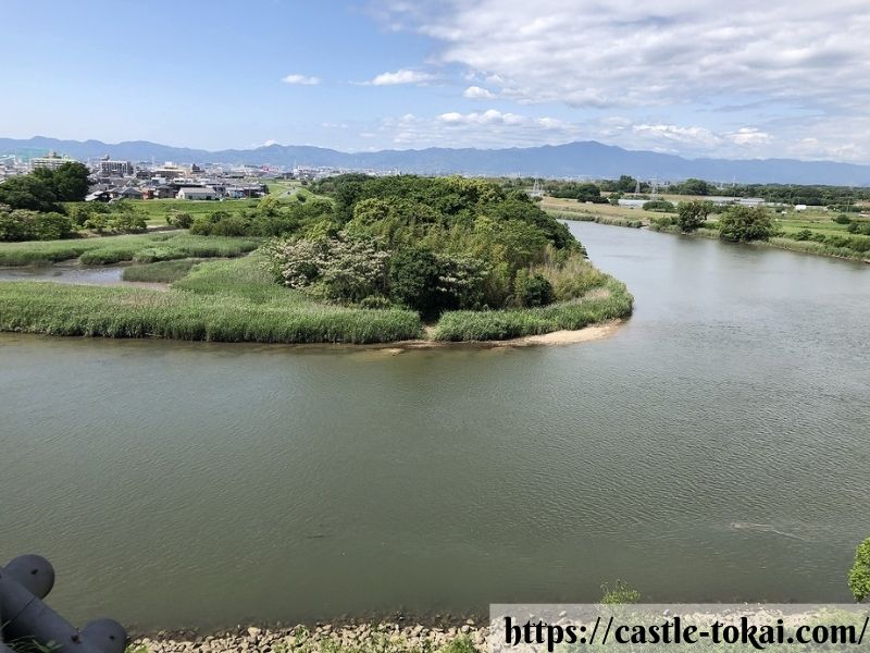 Blick der Burg Yoshida auf den Fluss Toyogawa