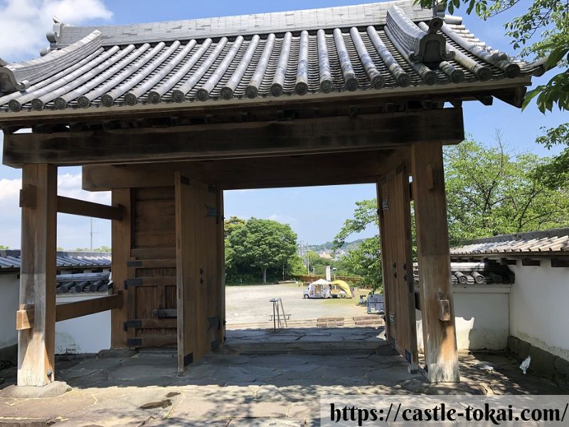 Yotsuashimon (Four foot gate)